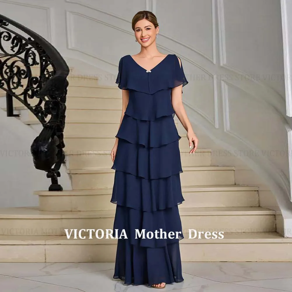 ชุดเดรสแม่เจ้าบ่าว/เจ้าสาวแบบเรียบง่ายหลายชั้น รุ่น VICTORIA ปี 2026 ผ้าชีฟองทรงเอ คอวี ชุดราตรีสำหรับแขกในงานแต่งงาน