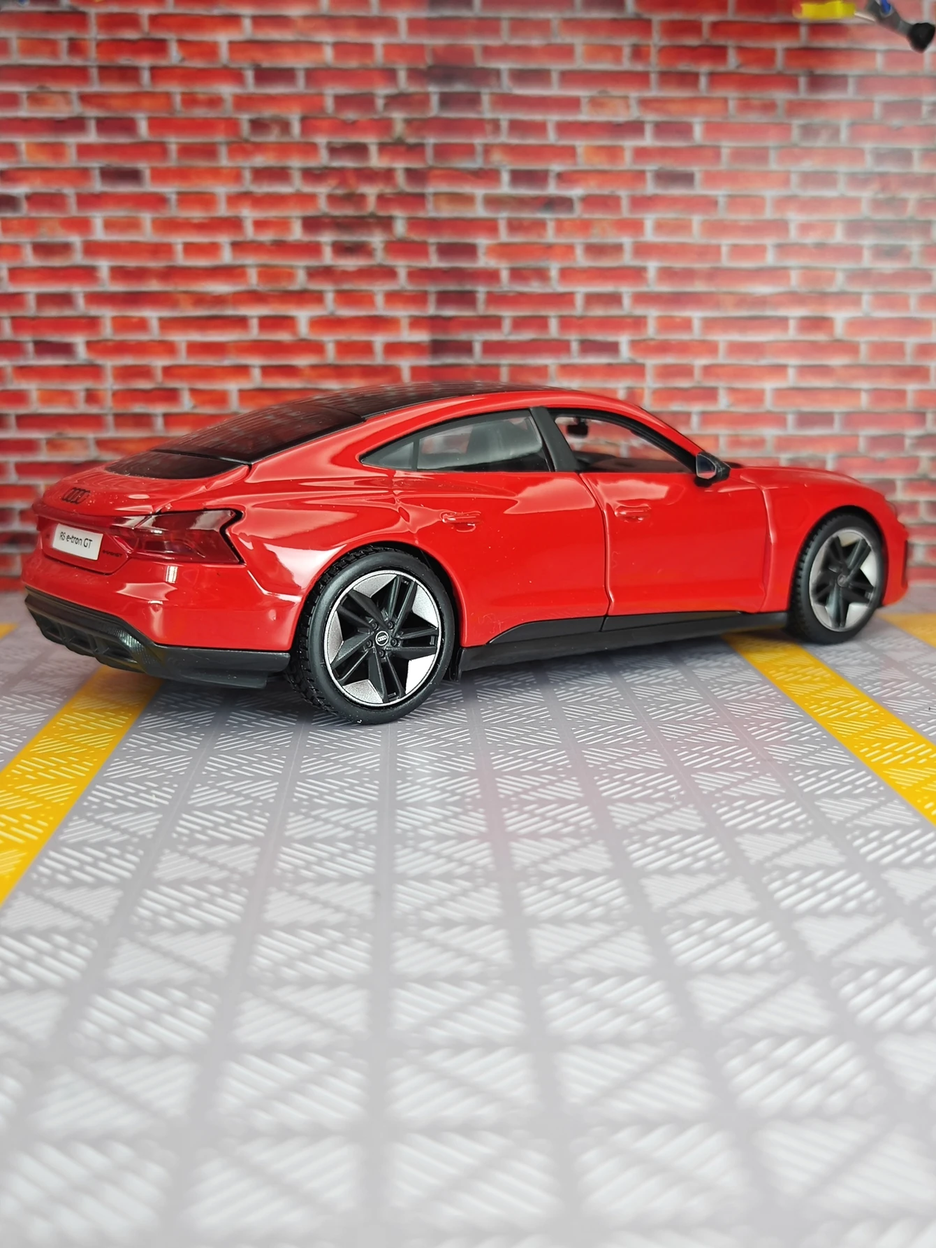 1:25 أودي e-tron GT2022 نموذج سيارة مصنوع من خليط معدني تفاصيل غنية وصناعة متقنة يمكن تقديمها كهدية عيد ميلاد للأصدقاء