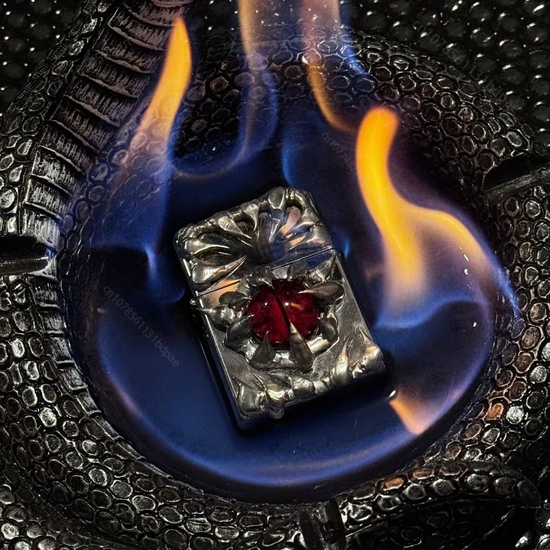 

Retro Punk Kerosine Lighter, Handmade Soldering Devil's Eye Lighter, Retro Heavy-duty Design, Men's Unique Collectible Gift