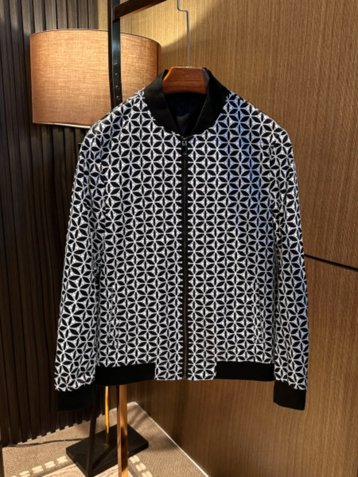 

Мужская модная куртка с бейсбольным воротником и геометрическим цветочным принтом, верхняя одежда премиум-класса, весенне-осенний сезон, дышащий полиэстер