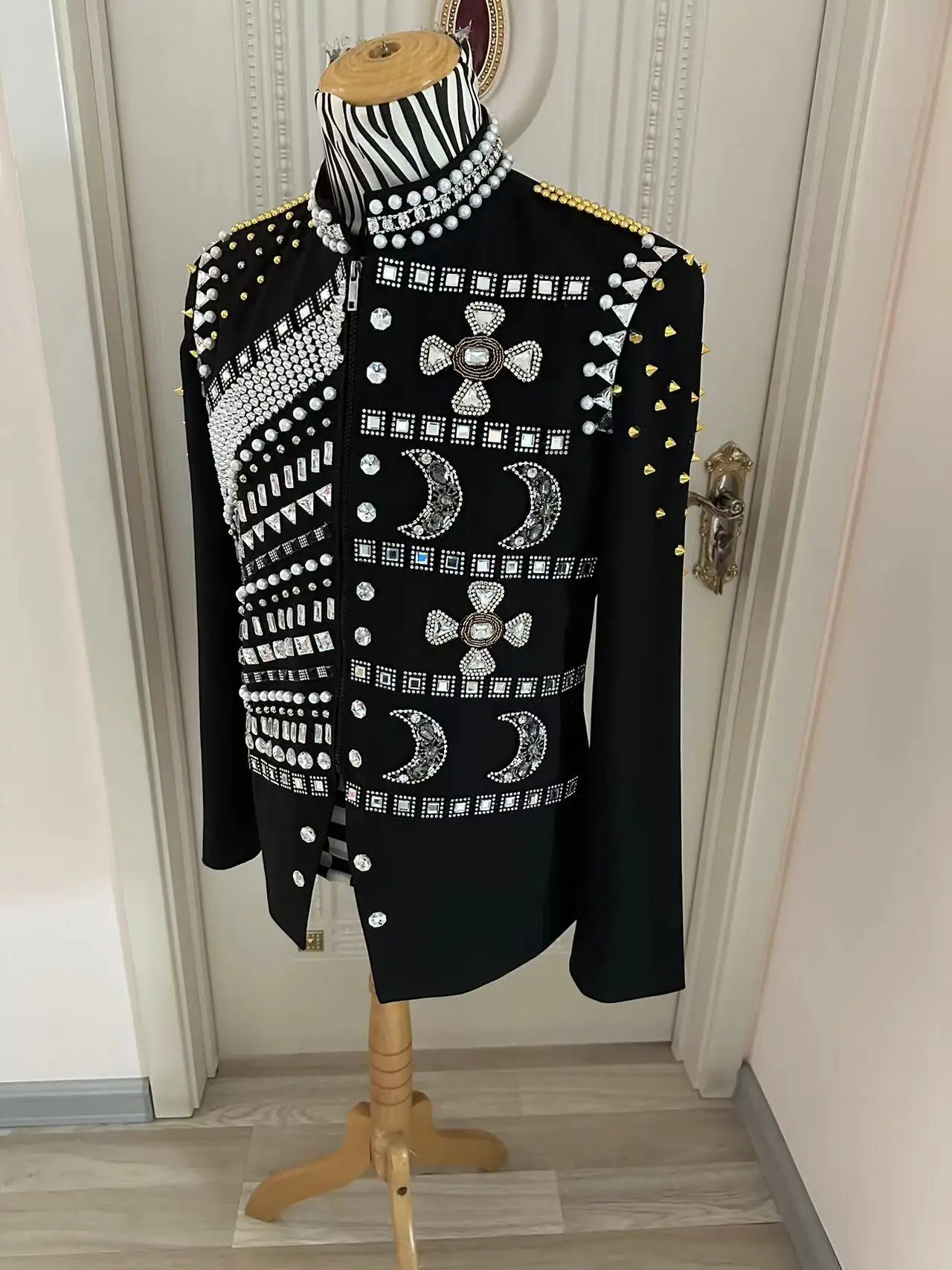 Handmade Quality Men Pearls Sequined Crystal Decoration Royal Jacket Stage Show Performance Coat Male Singer Dancer Outfits