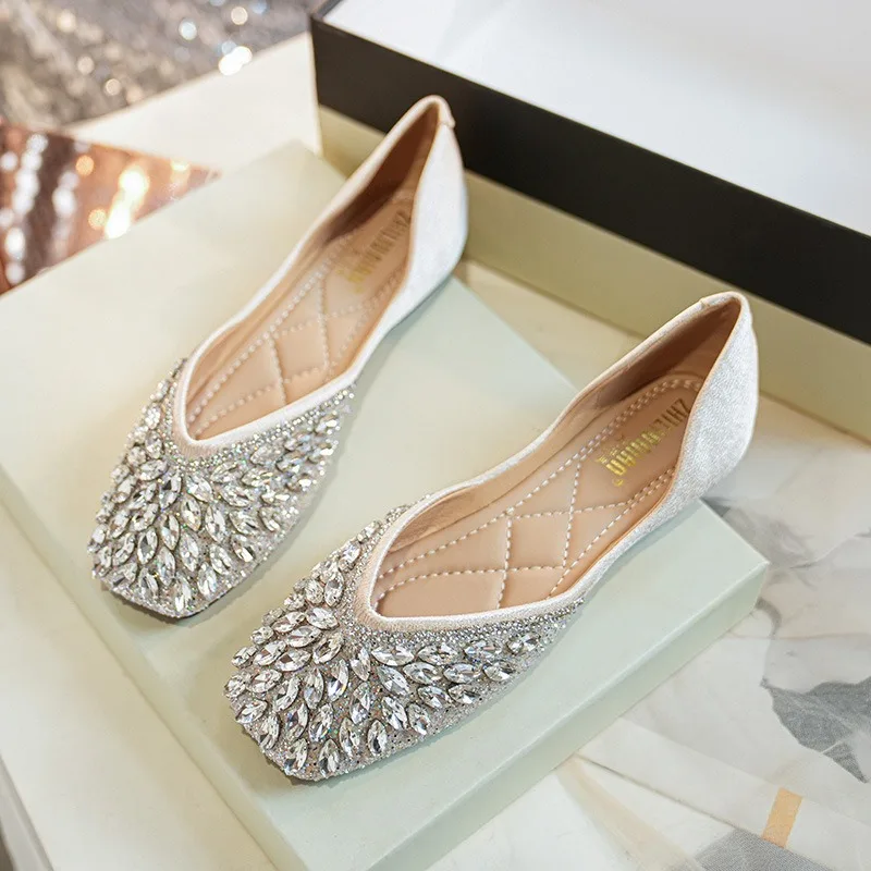 

Роскошные туфли-балетки с квадратным носком, стразами, мягкой подошвой и неглубоким вырезом, универсальные для свиданий, поездок на работу, свадеб и элегантной женской обуви.