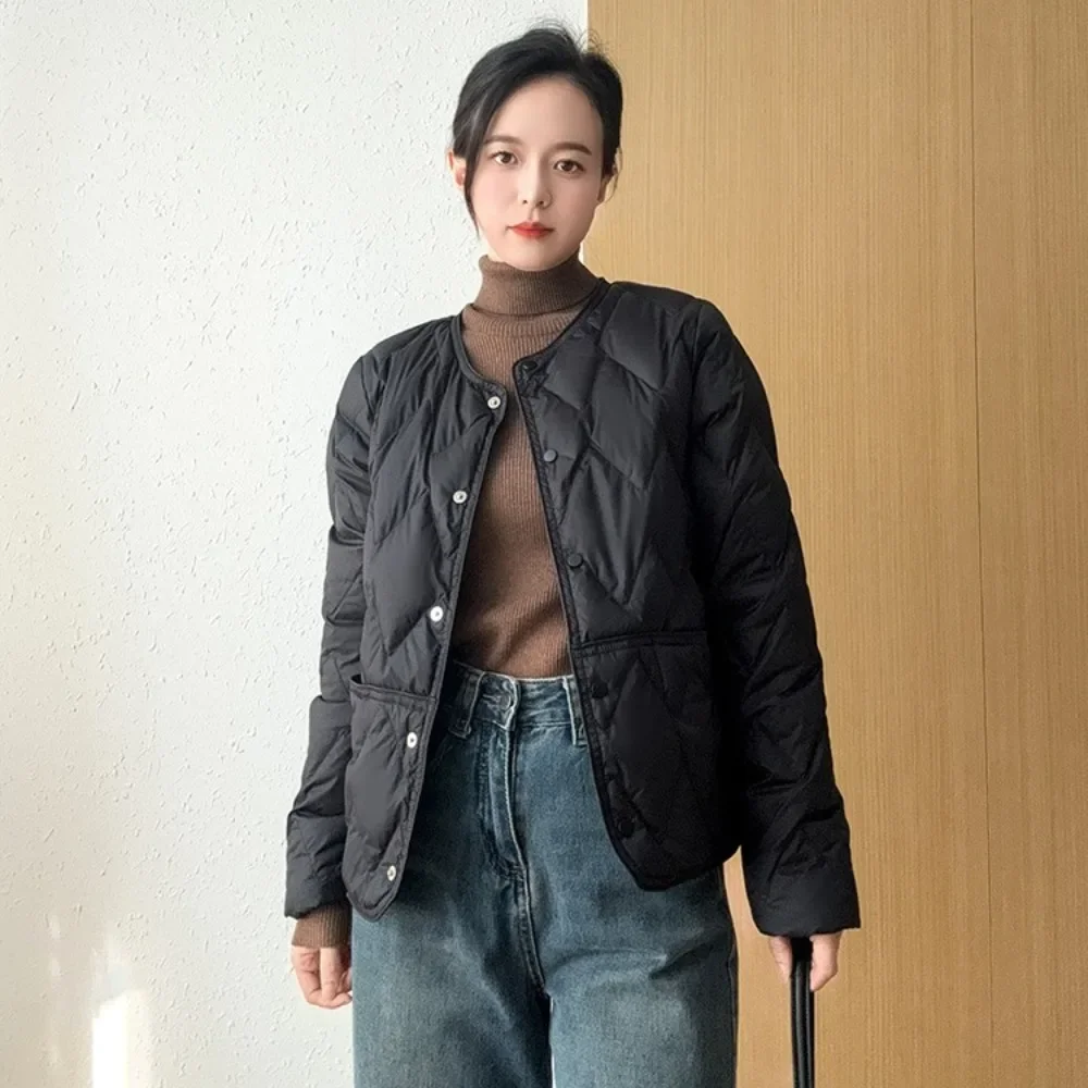 

CXFS 2025 Новый осенне-зимний сверхлегкий короткий белый утиный пуховик женский однотонный теплый пуховик с круглым вырезом на пуговицах женский