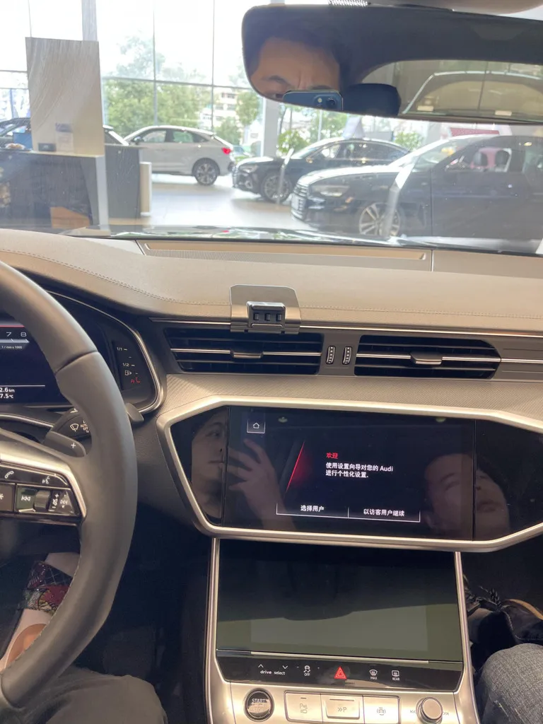 

Крепление для телефона на автомобиль Audi A6 4L 2019-2024, совместимое с различными типами держателей для телефонов, может использоваться с различными вариантами корпусов держателей.