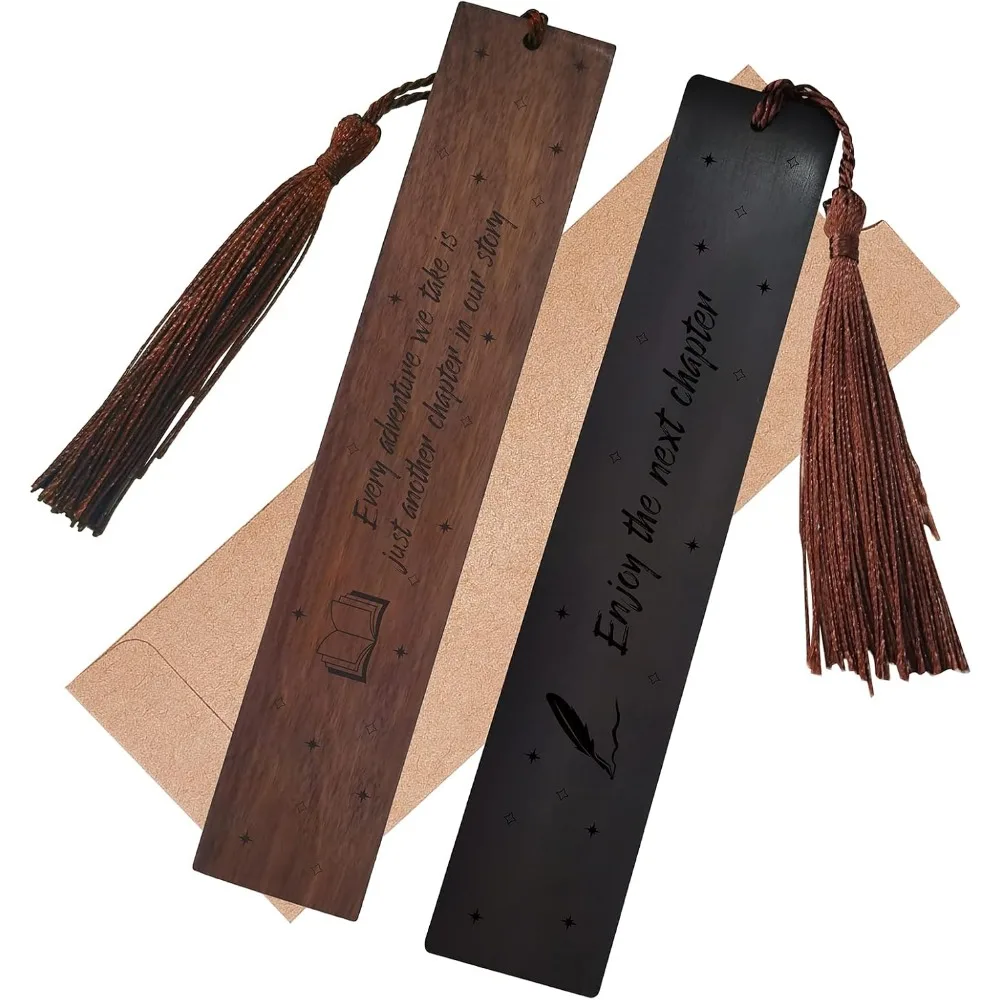 Juego de 1 Marcador de Libros de Madera con Grabado Láser Rectangular con la Frase: Cada aventura que emprende es solo un nuevo capítulo de nuestra historia. Disfruta.