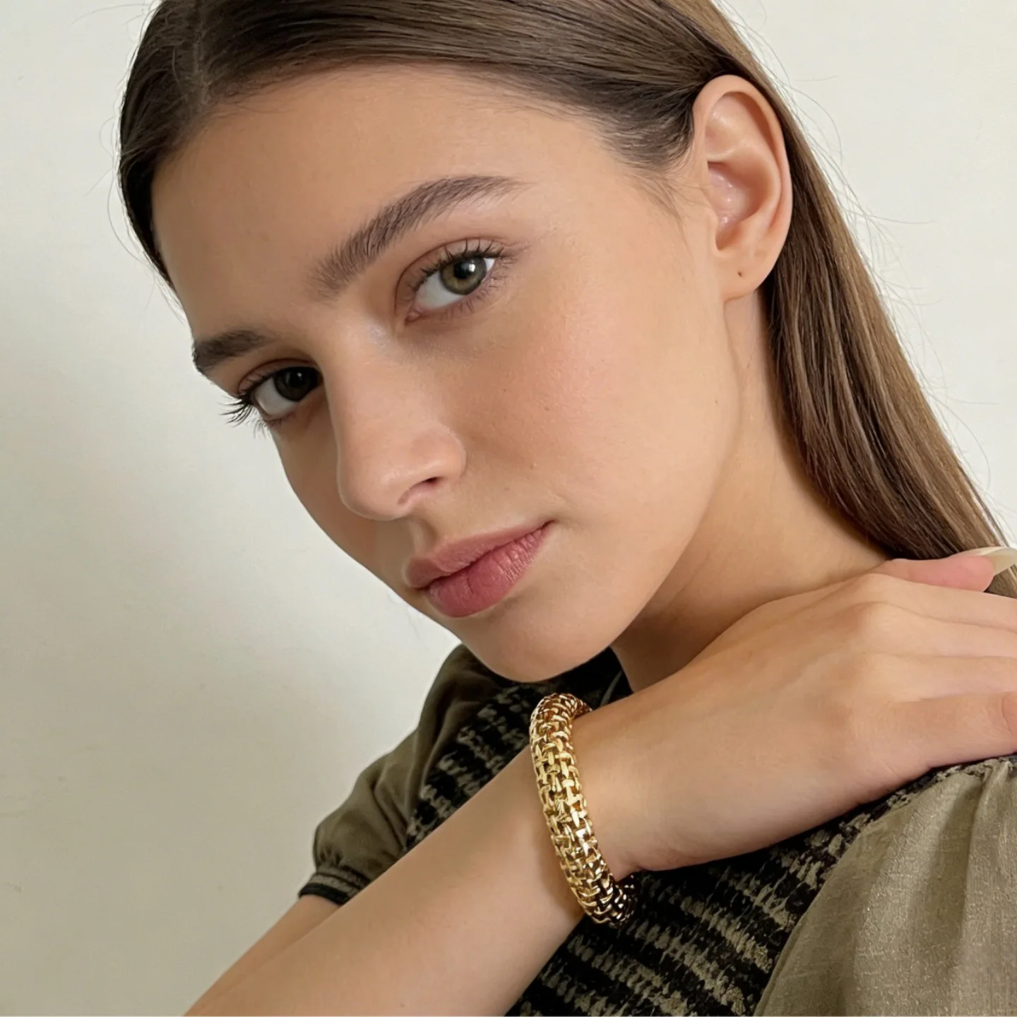Foreign trade niche design woven hollow slim open bracelet for women, light luxury high-end minimalist and exquisite layered bra