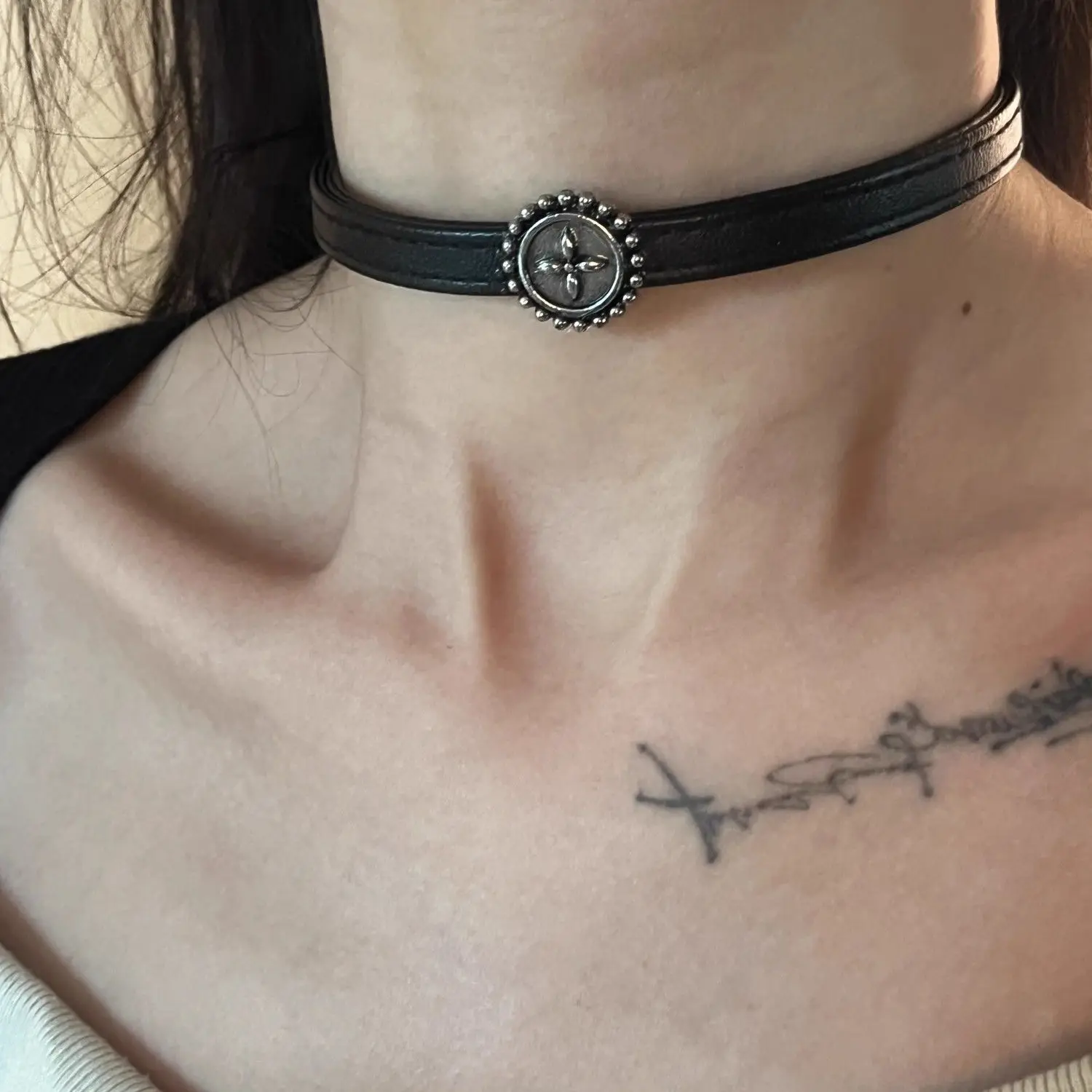 Dark Punk Simple Individuality Niche design sense Sweet Cool Hottie Cruciate flower Black Cortex Neck ring Choker Accessory