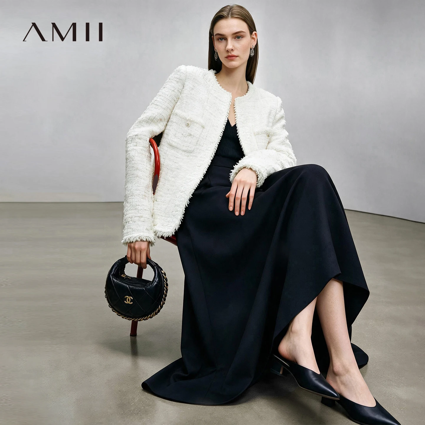 Amii Elegant Women's Jacket 2026 Winter New Round Neck Built-in Shoulder Pads Tweed Coat Loose Women's Long Sleeve Top 12624028