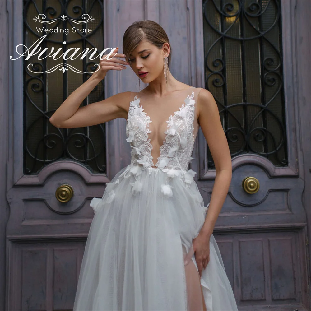 Aviana Maßgeschneidertes Brautkleid in A-Linie mit tiefem V-Ausschnitt und hohem Schlitz, Spitzenstickerei, Blumenapplikationen, Perlen, Sweep-Zug, Tüll, rückenfrei