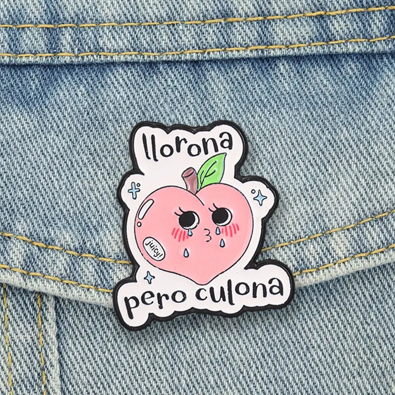 Llorona Pero Culona Crying Peach Emaille-Abzeichen, Juicy Fruit Pin, Legierungs-Brosche, Anstecknadel für Rucksack, Schmuckgeschenk für Sammler, Accessoire – Detail 2