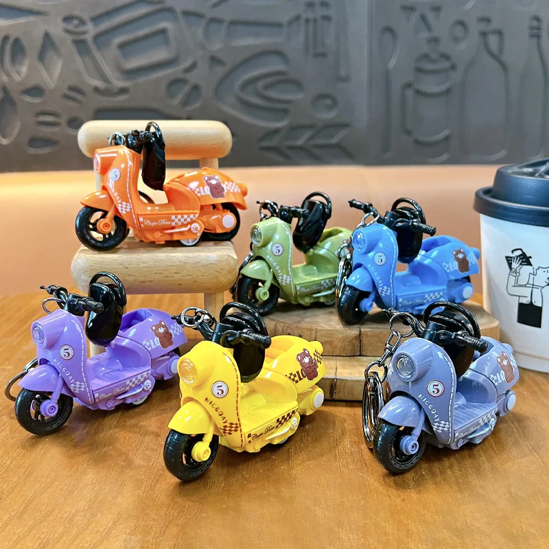 漫画クマバイクおもちゃキーホルダーペンダントクリエイティブかわいいシミュレーションバイクプルバック車のおもちゃ学生おもちゃバッグペンダントギフト
