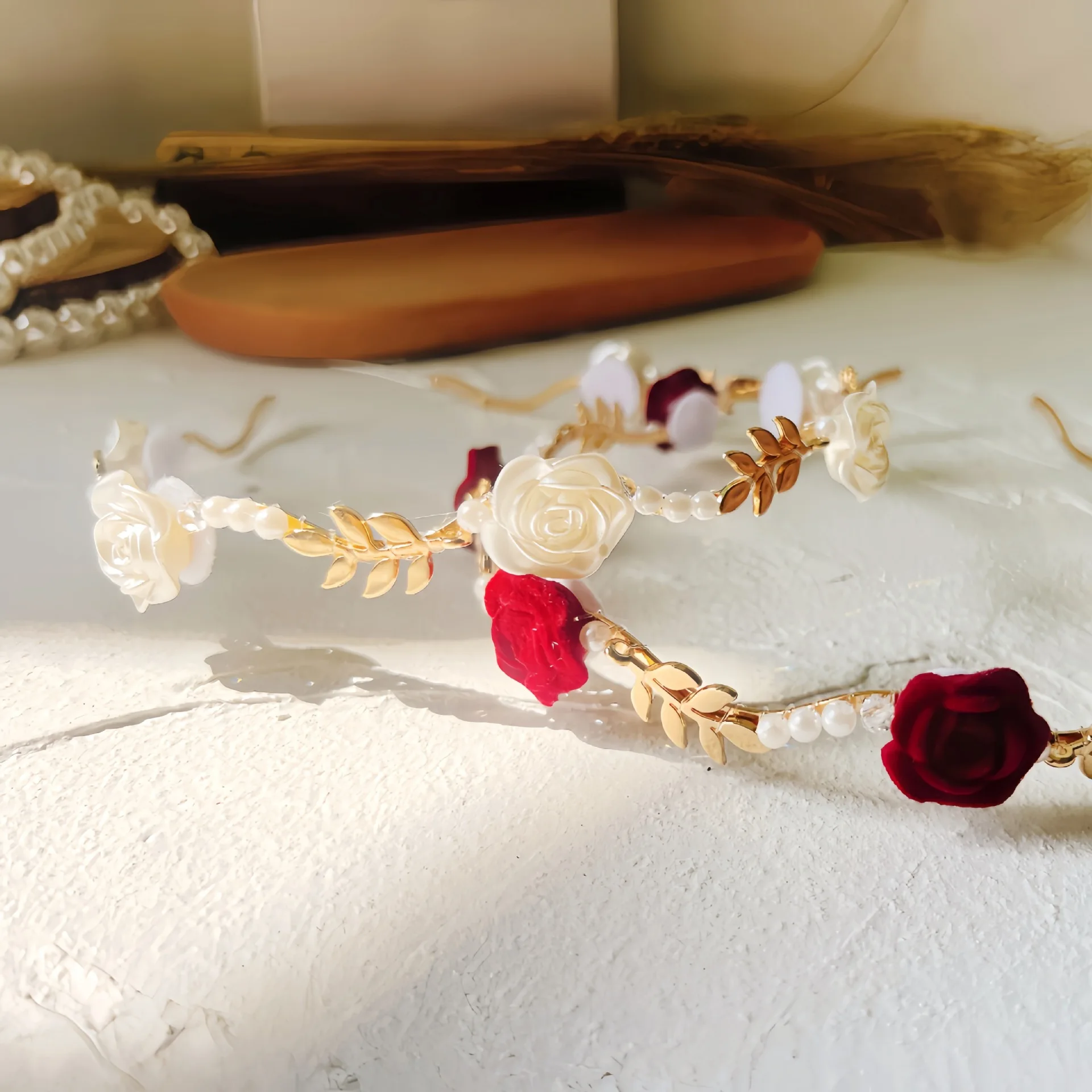 Ikat Kepala Mutiara Mawar Musim Panas Retro Jepit Rambut Kelas Atas Hiasan Kepala Desain Ceruk Tekanan Mutiara Daun Bezel Ikat Rambut Aksesori Rambut