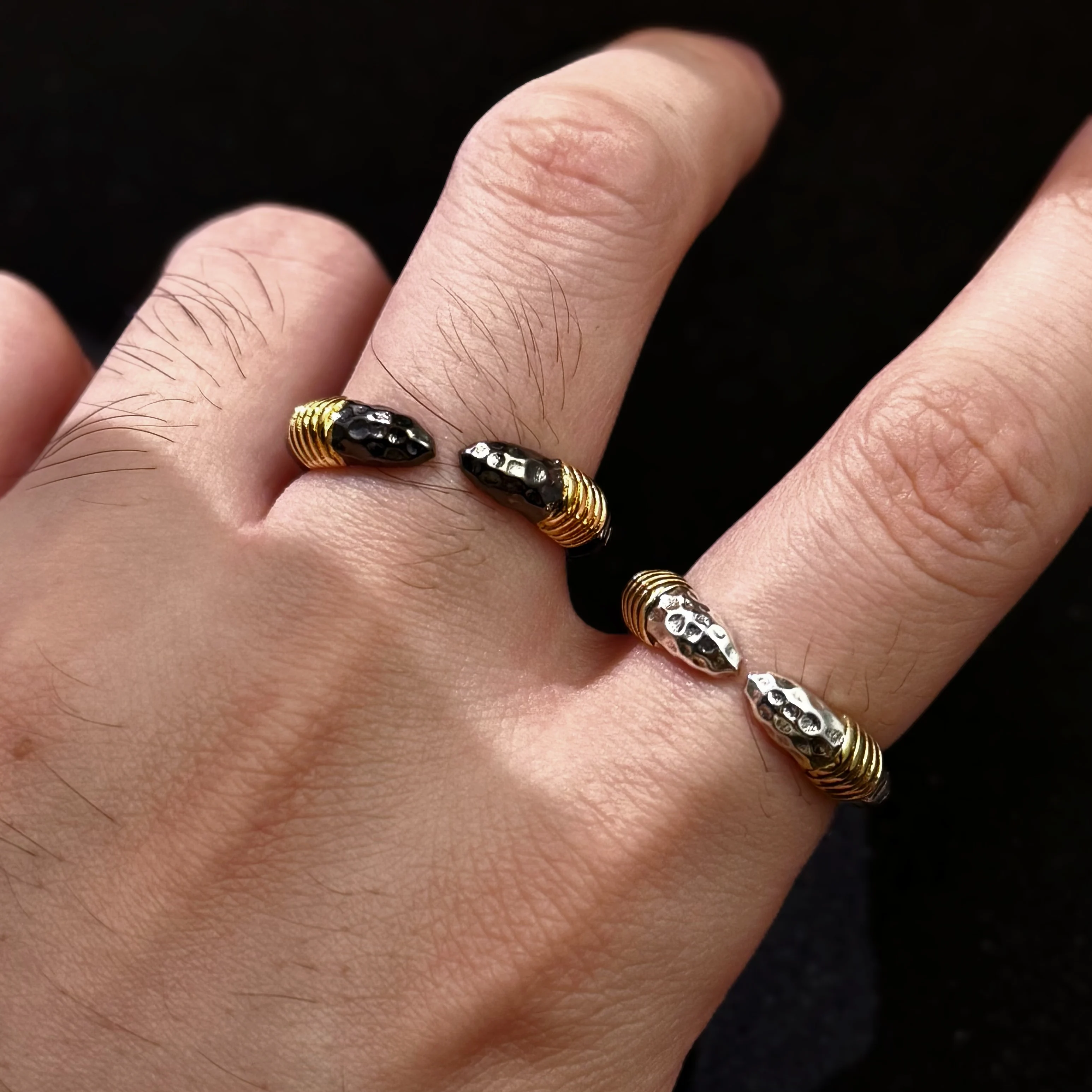 Retro-Tang-Gras-Muster Speerspitzen-Verstellbarer Offener Ring für Männer, Versilbertes Messing, Punk-Gothic Edgy Schmuck-Accessoire, Geschenk – Detail 7