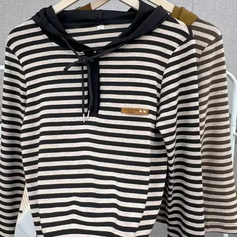 Nowa modna koszulka w paski w kolorach blokowych Jesienna koszulka z kapturem i guzikiem z długim rękawem