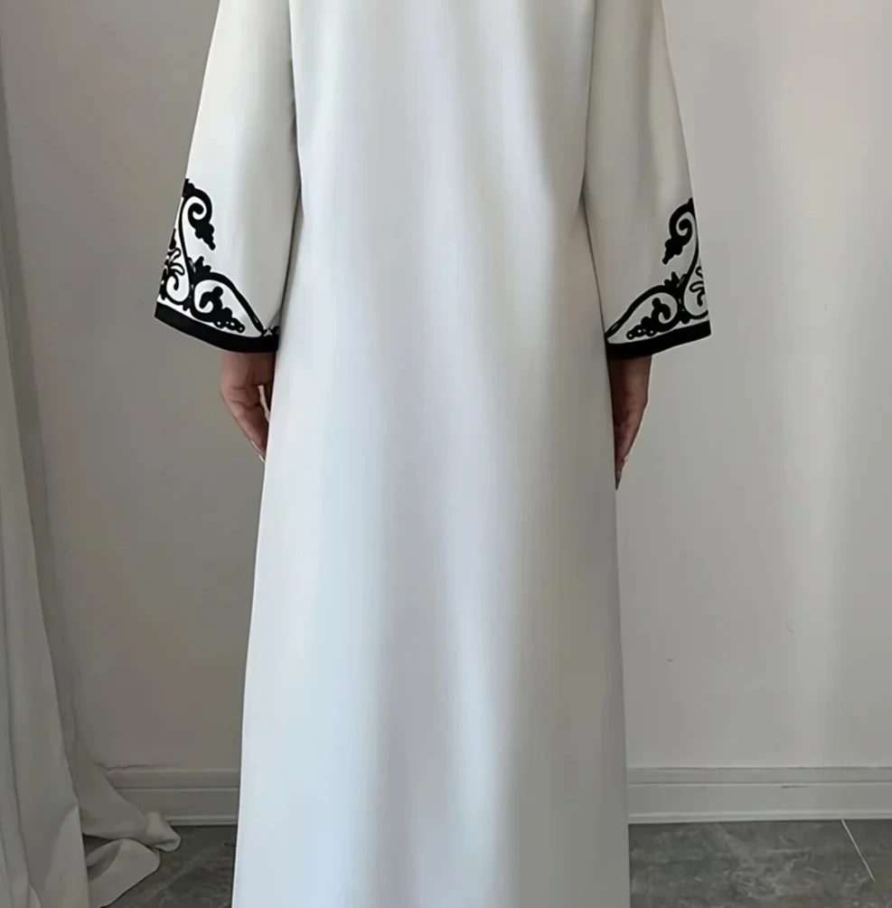 Sukienka damska z dekoltem w serek, długim rękawem, haftem, frędzlami, czarna, długa do kostek, luźna w talii.