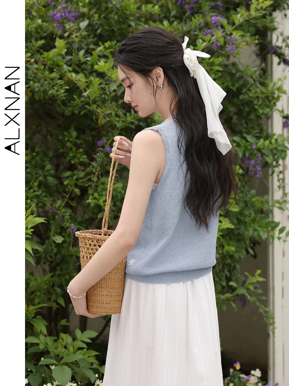 ALXNAN Blue Women's Knitted Tanks French Elegant Round Neck Sleeveless Camis 2025 Summer Casual Flower Design Sweet Tops L55002