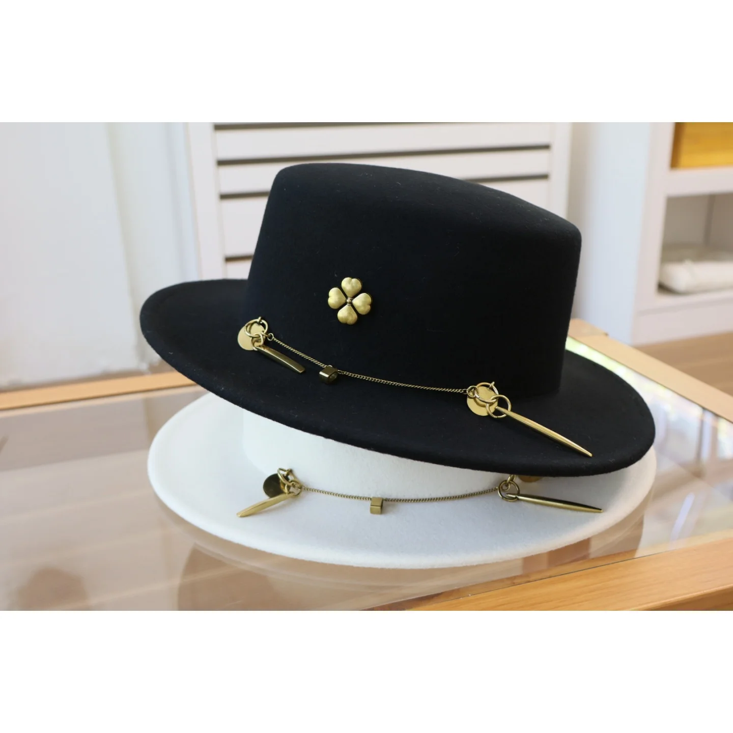warm-woolen-hat-for-women-fashionable-retro-four-leaf-clover-metal-chain-design-autumn-winter-style-flat-top-streetwear-cap