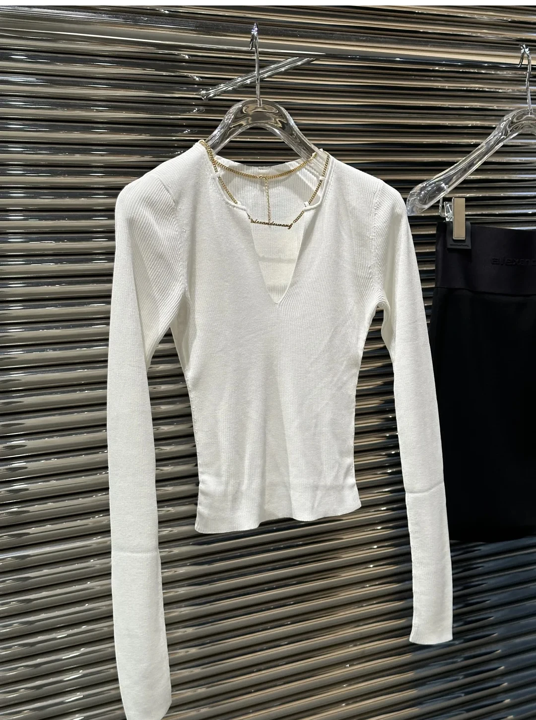 

xanderbird 2025 New Metal Letter Chain Slim Fit Knitwear V-ne ort Top Women's Faion Spring Long Sve Color