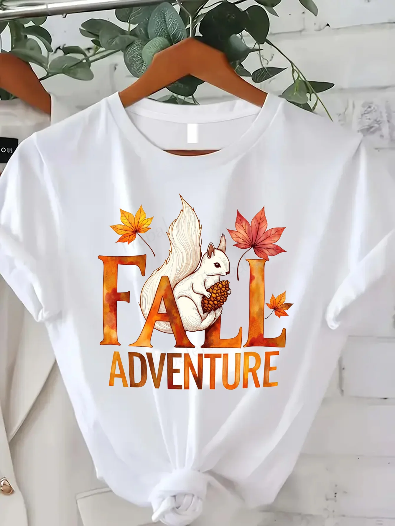 

Comfortable Women's Print T-shirt Fall Adventure Squirrel T-Shirt Autumn Leaves Cute Animal Print Women's Tee