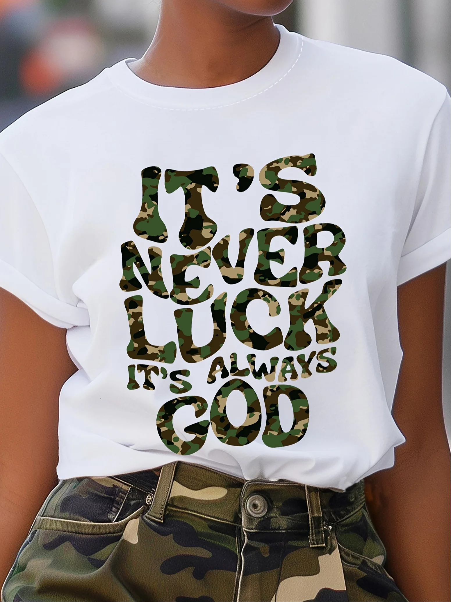تي شيرت نسائي مموه ملهم "It's Never Luck It's Allways God" طباعة تي شيرت كاجوال لجميع المواسم مع نسيج متمدد صغير