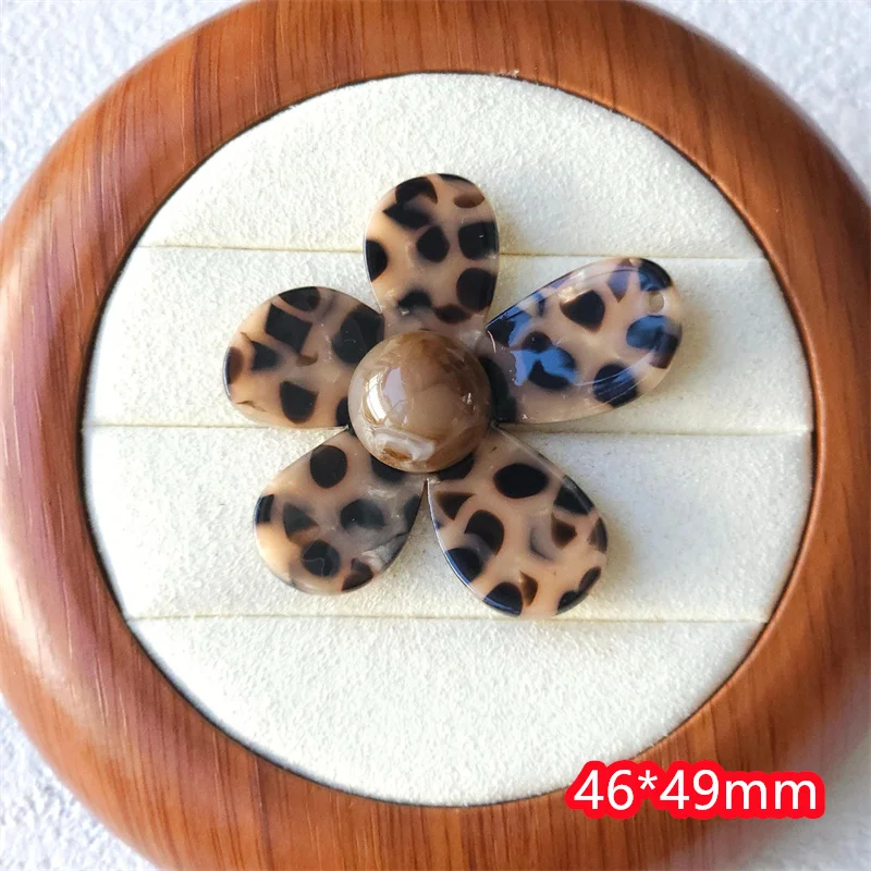 새로 도착한 30 개/몫 컬러 레오파드 패턴 인쇄 만화 꽃 모양 아크릴 비즈 diy 쥬얼리 의류 헤어 액세서리