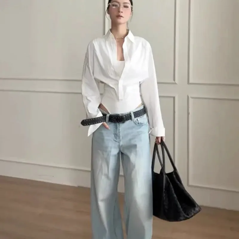 

Женская белая приталенная рубашка с длинным рукавом и отложным воротником для повседневной носки и офиса