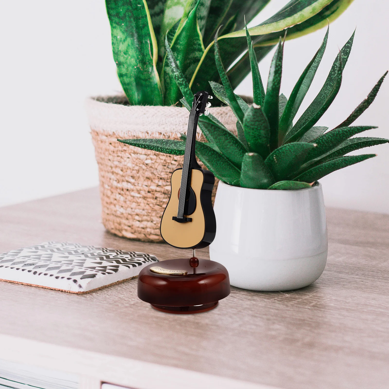 

Vintage Guitar Music Box European Style Rotating Melody Table Decor for Home Office Desktop Creative Wind-Up Musical Instrument