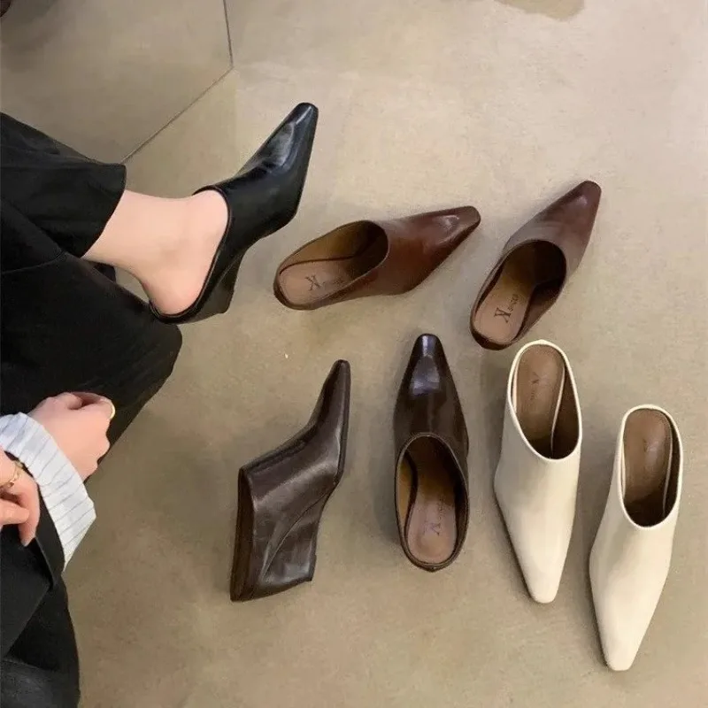2025 European American Baotou Half Damen-Hausschuhe aus weichem Leder mit geneigtem Absatz, hohe coole Mode, dicke Lazy Muller-Schuhe