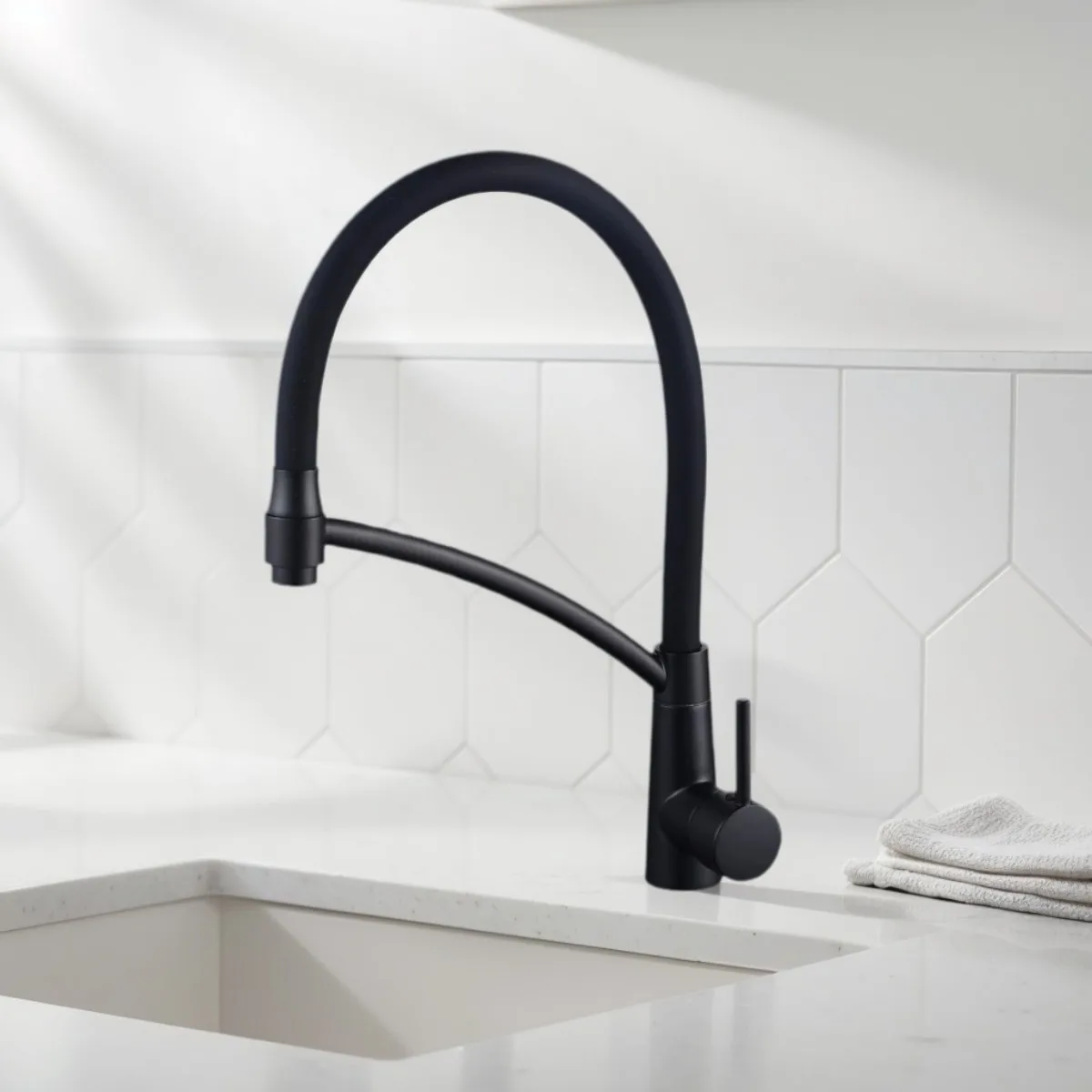 

One pull-out kitchen faucet with flexible silicone sprayer, single handle, available in multiple colors, made of copper.