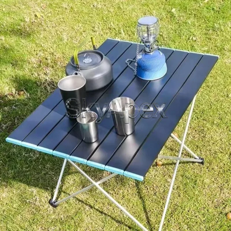 Mesa de camping de alta calidad, diseño plegable y portátil, ideal para picnics, reuniones en el jardín, actividades al aire libre y senderismo. Accesorio de camping compacto y práctico.
