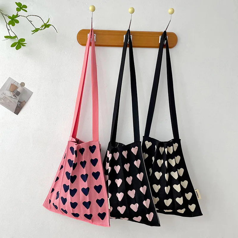 Borsa a tracolla pieghevole con motivo a cuore in stile coreano estivo in maglia intrecciata a mano regalo di san valentino nero rosa morbido Tote Casual all'ingrosso