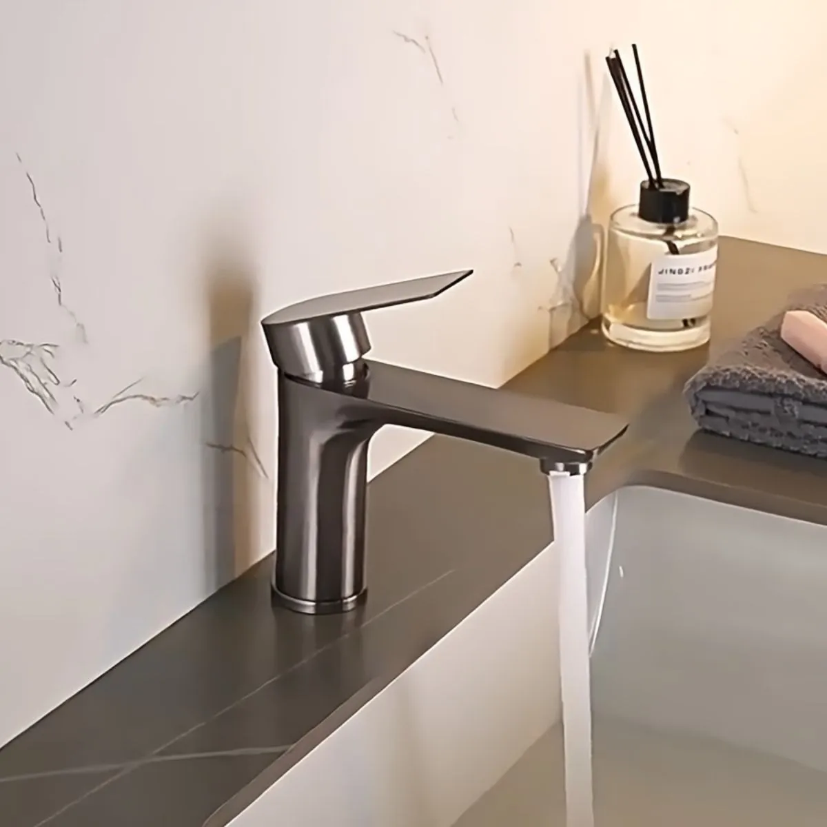 

Baokemo Смеситель для умывальника для ванной комнаты, смеситель для горячей и холодной воды, крепление на палубу из нержавеющей стали, одна ручка с парой впускных труб