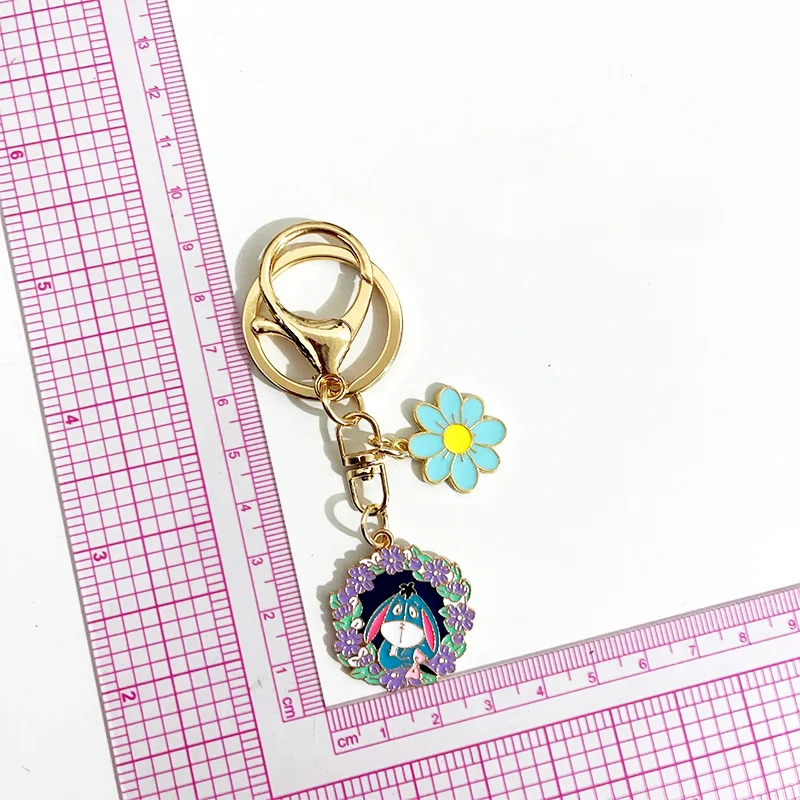 Disney Pooh Bear Piglet Tigger flor corona diseño dibujos animados llavero de Metal bolsa de maquillaje cremallera decoración colgante regalo de cumpleaños