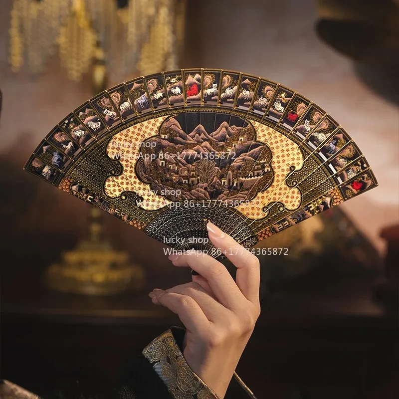 

Металлическая модель складного веера с золотой росписью пейзажей - вдохновлена традиционными изделиями Луодянь и золотой росписью пейзажей.