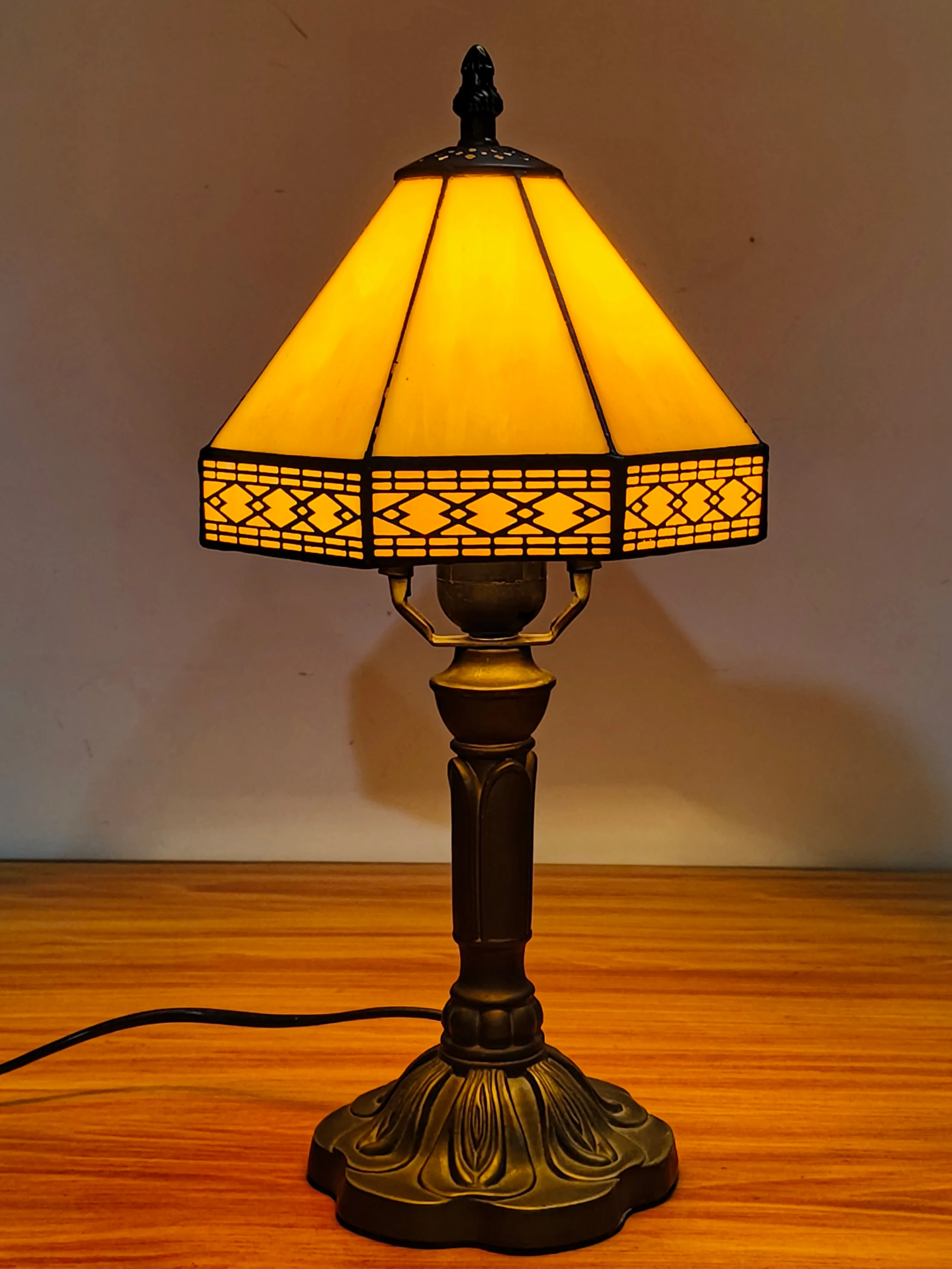 Handmade 8 Inch Tiffany Table Lamp Beige Stained Glass Desk Lamp Antique Bronze Base Bedroom Decor Light