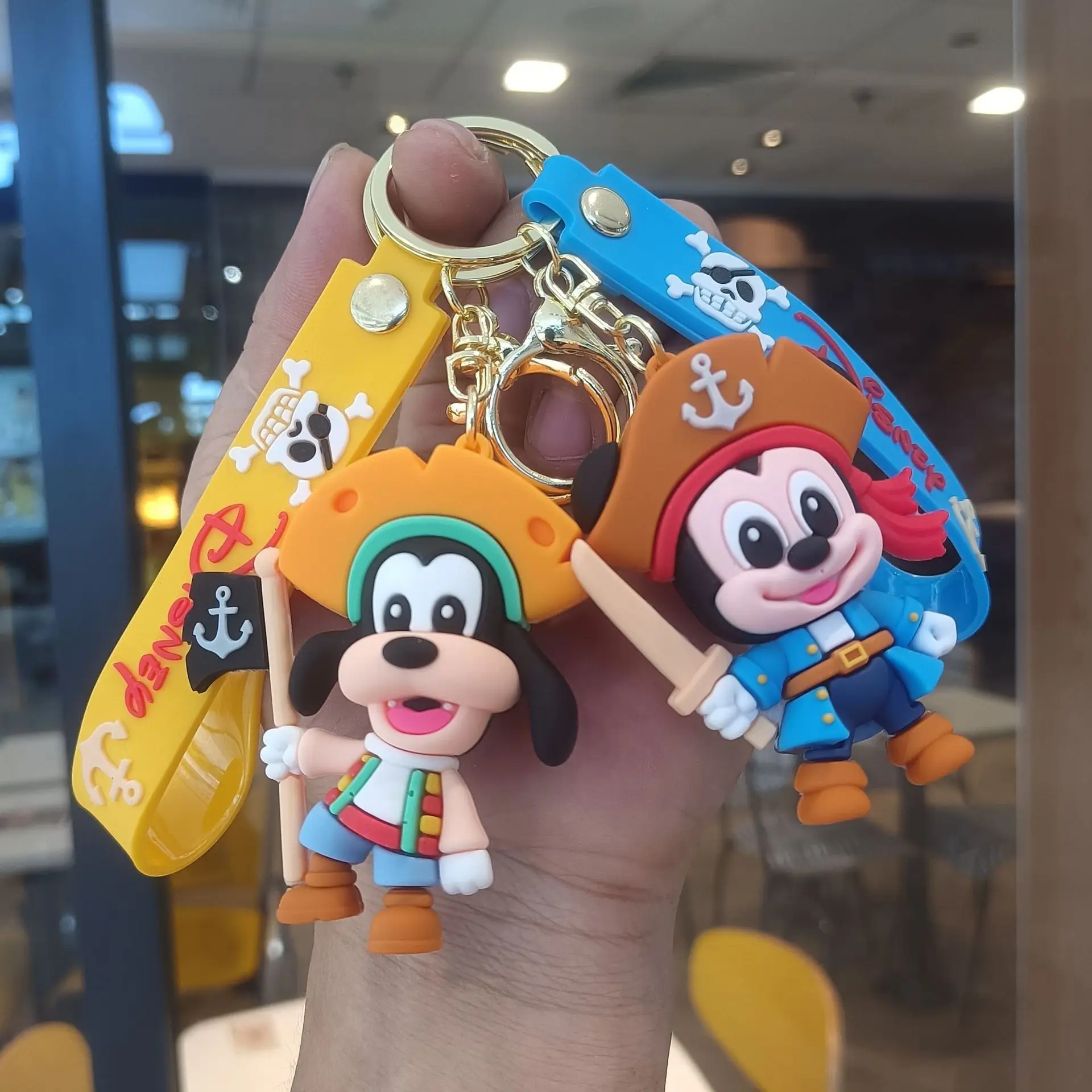6 pezzi Anime Disney Portachiavi Nuova serie pirata Mickey Goofy & Stitch Portachiavi bambola Ornamenti Ciondolo per auto Giocattolo per bambini Regali di Natale