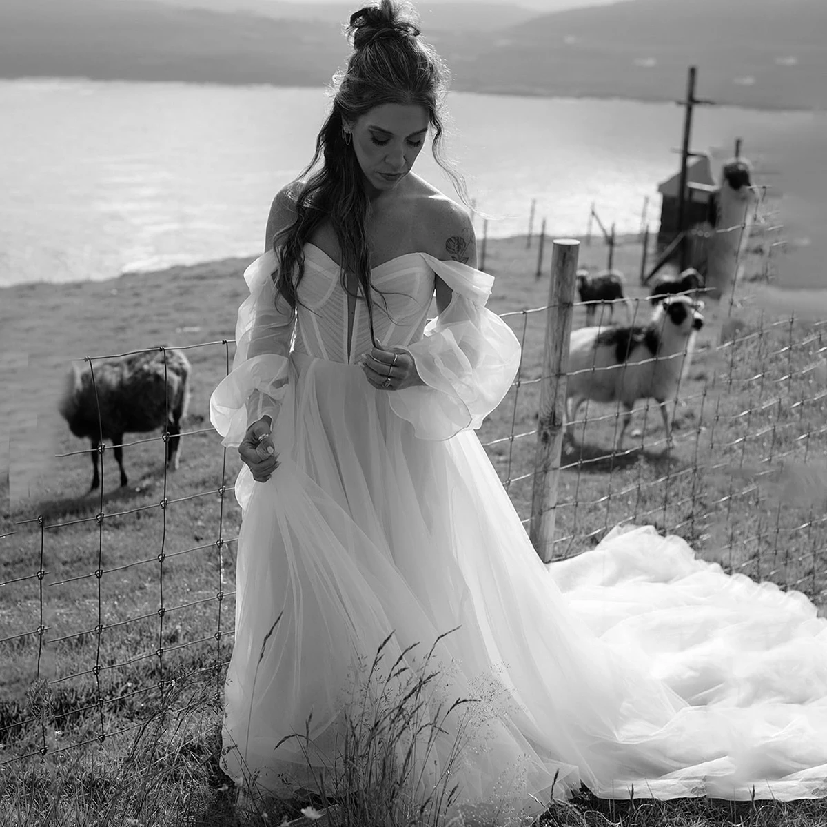 الأكمام الطويلة الأسقف Ruched تول الحبيب فساتين الزفاف قبالة الكتف الأميرة مخصصة بالاضافة الى حجم فستان الزفاف مع وشاح