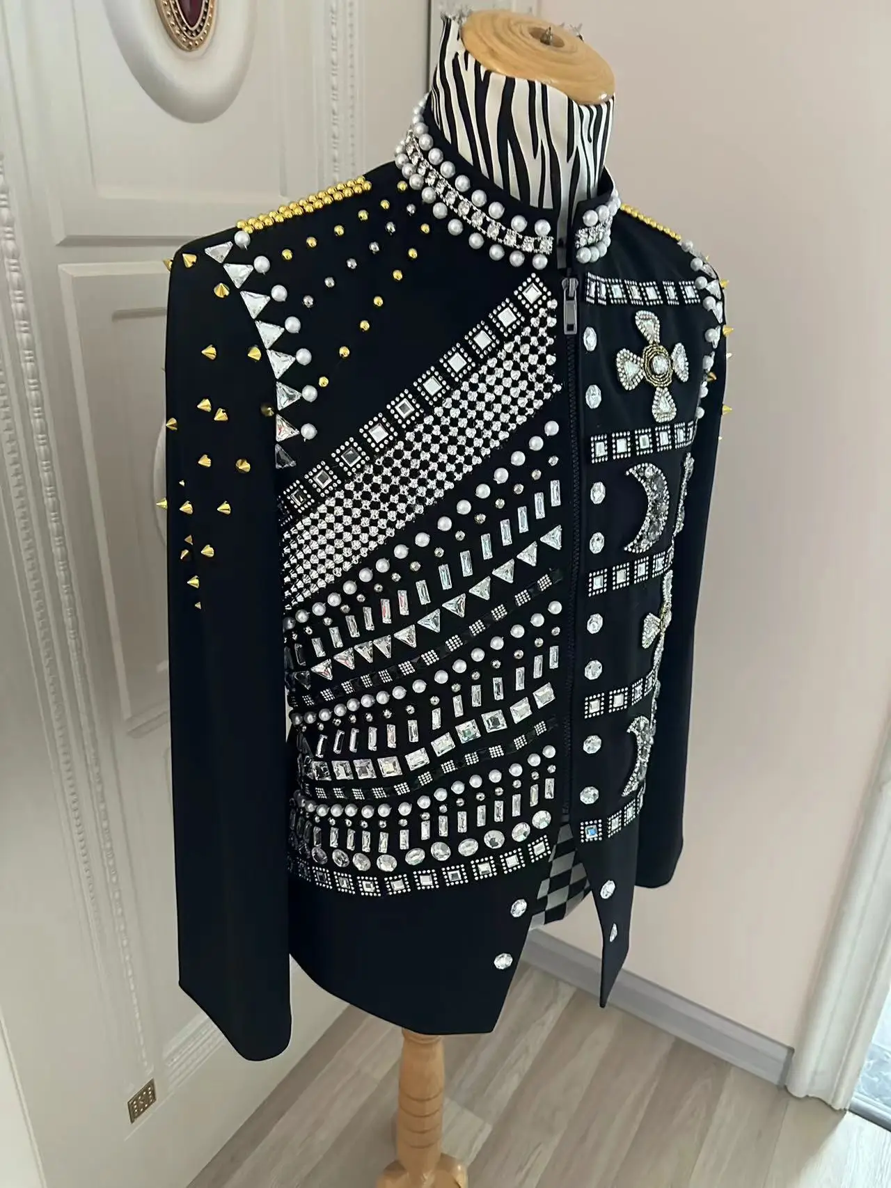 Handmade Quality Men Pearls Sequined Crystal Decoration Royal Jacket Stage Show Performance Coat Male Singer Dancer Outfits