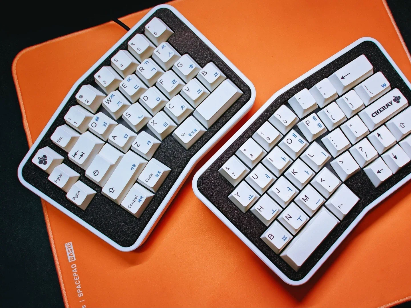 Wireless Split Keyboard Hot Pluggable Ergonomics 2.4G Single-mode VIAL QMK Keyboard 3D Print Shell Custom Colo