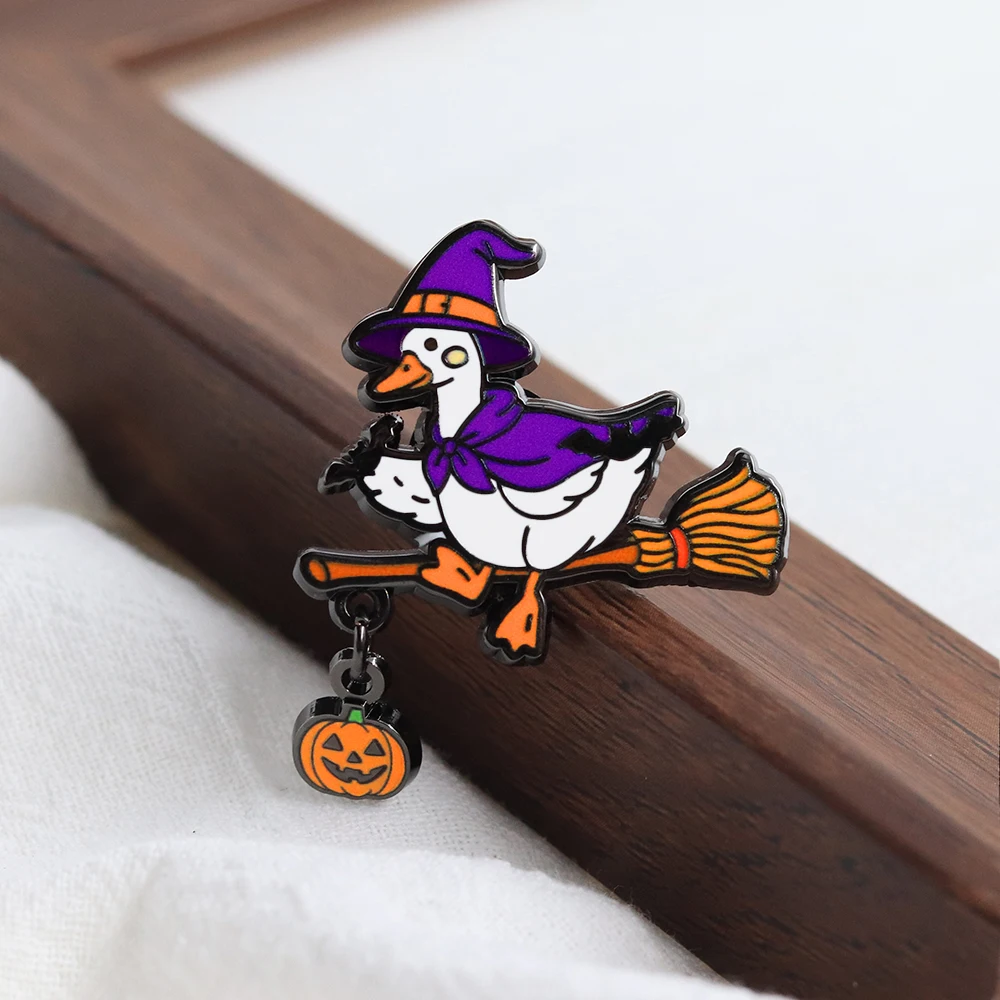 Lila Zaubererhut Umhang Hexe Gans Emaille-Pin Magische Ente Fledermaus Brosche Kürbis-Anhänger Halloween-Geschenk Abzeichen Accessoire – Detail 5