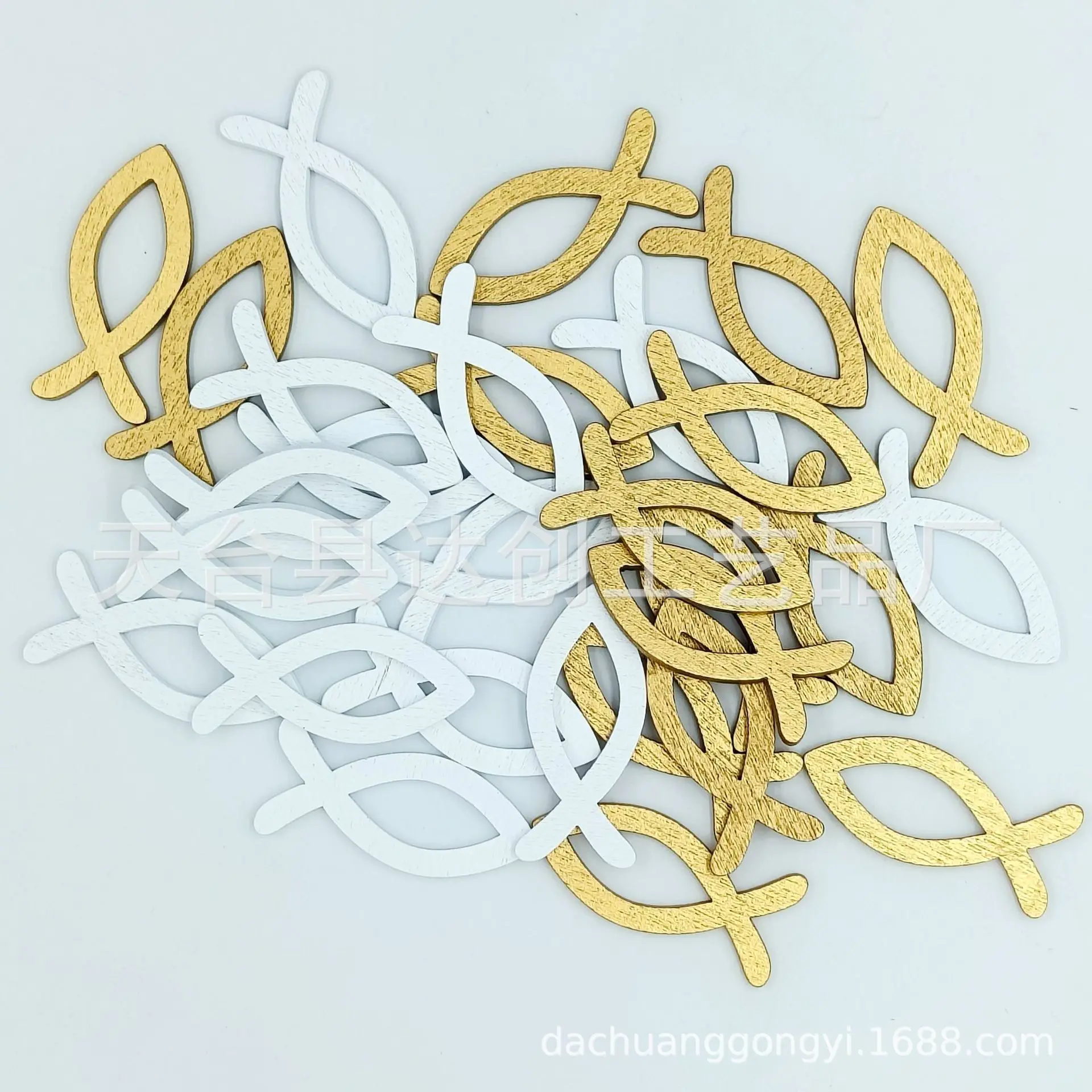 Vendas diretas da fábrica misturadas multi-especificações de madeira oca pequena cor de peixe imagem simples produtos decorativos de madeira