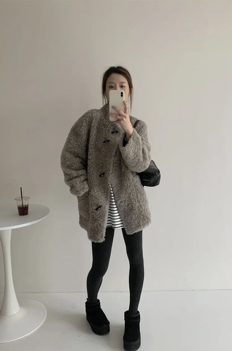 معطف فرو متكامل لشتاء 2025 من لامبير كسول على شكل قرن البقر بإبزيم من الفرو للنساء طراز متوسط إلى طويل #5