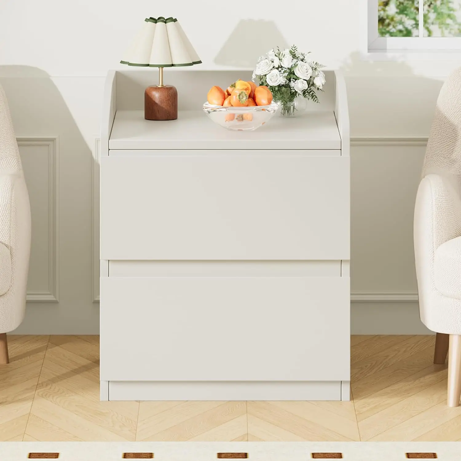 Comodino con due cassetti e piano frontale inclinato, realizzato in PB+MDF - Comodino moderno. Design senza maniglie con parte anteriore inclinata, aspetto minimalista ed elegante. 2 ampi cassetti per