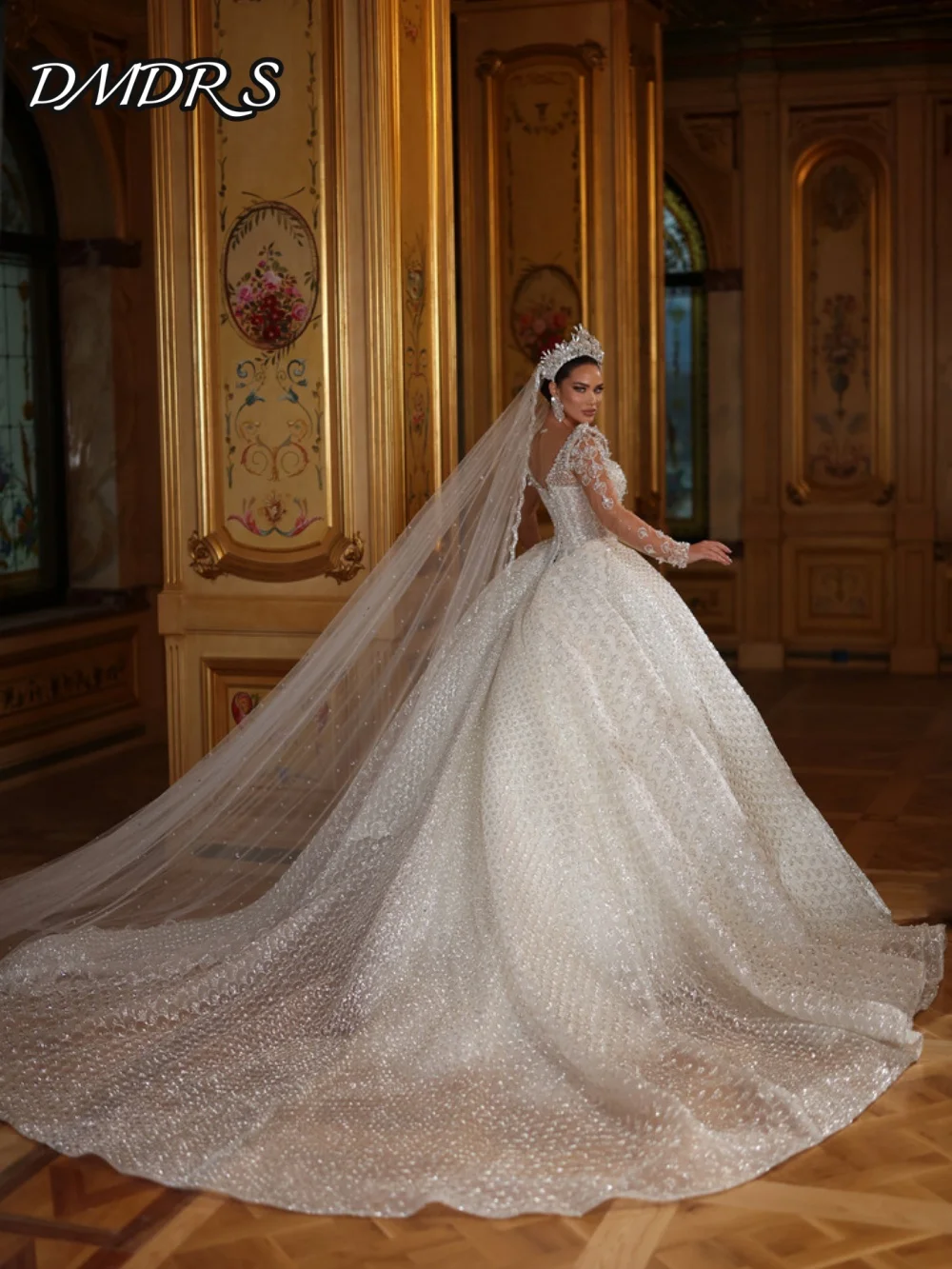 Abito da sposa elegante a maniche lunghe 2025 Affascinante abito da sposa con scollo a V profondo Abito lungo fino al pavimento con applicazioni lucide personalizzato