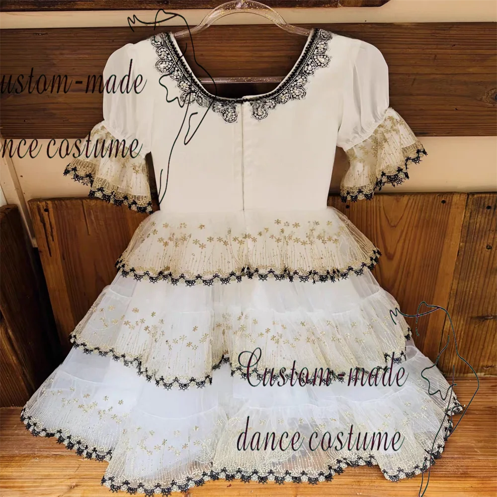 Don Quijote Ballettrock mit spanischem Charakter, bestehend aus weiß-schwarzgoldenem dreilagigem Rüschensaum und großem fließendem Lon