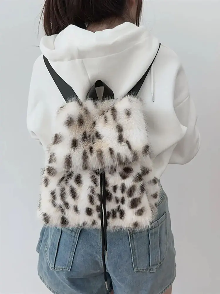 Damski plecak ze sztucznego futra lisa, jednolity kolor, ze sznurkiem, jesienno-zimowy, miękki pluszowy plecak, amerykańska moda casual, retro torebki. — zdjęcie 2