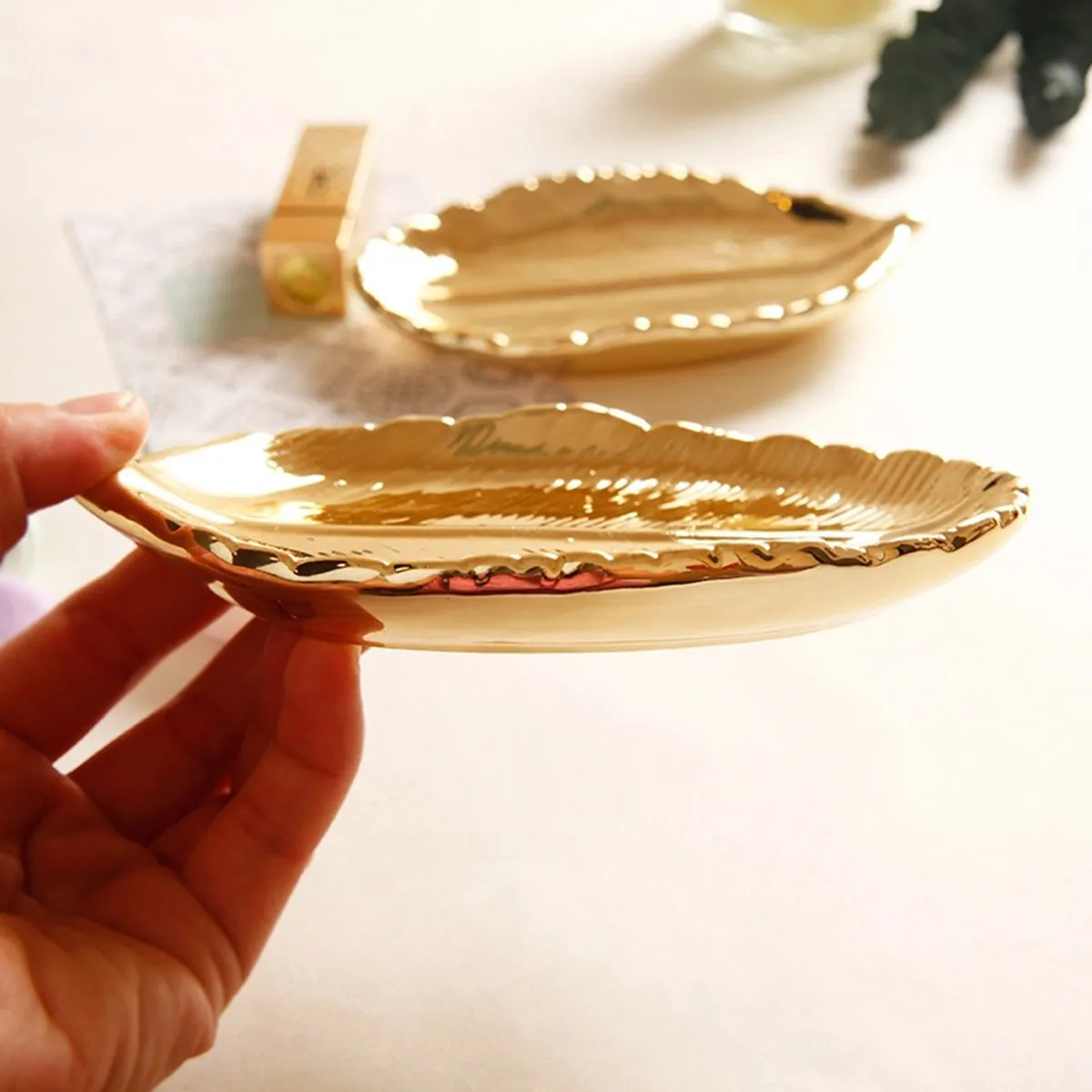 エレガントな白いセラミック製ジュエリートレイ、金箔の葉のデザインが施され、ジュエリーや香水瓶の整理に最適、ギフトにもおすすめです。 1