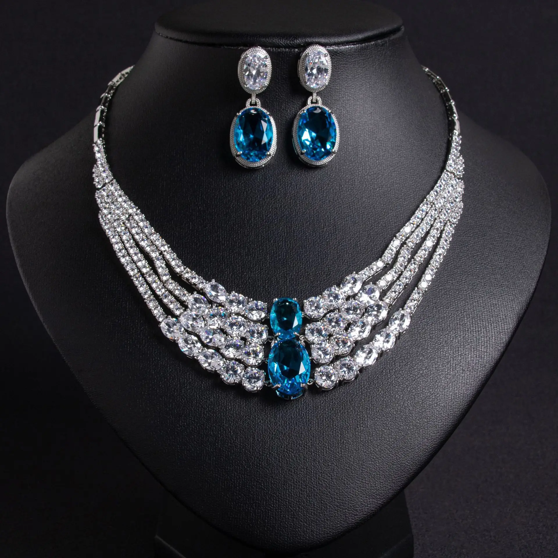 

Оригинальный дизайн, роскошный свадебный комплект украшений с цирконами, осенне-зимний, высококачественный, универсальный, нишевый ювелирный набор: серьги + колье.