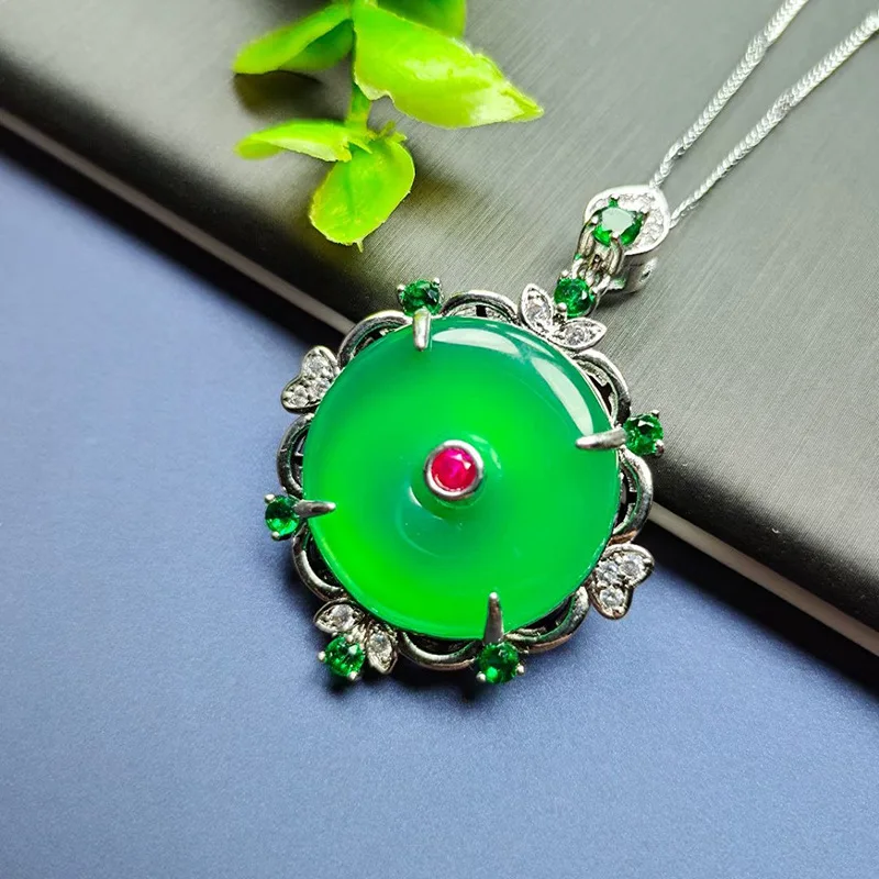 

Natural Green Chalcedony Inlaid Safety Buckle Pendant Women's Necklace