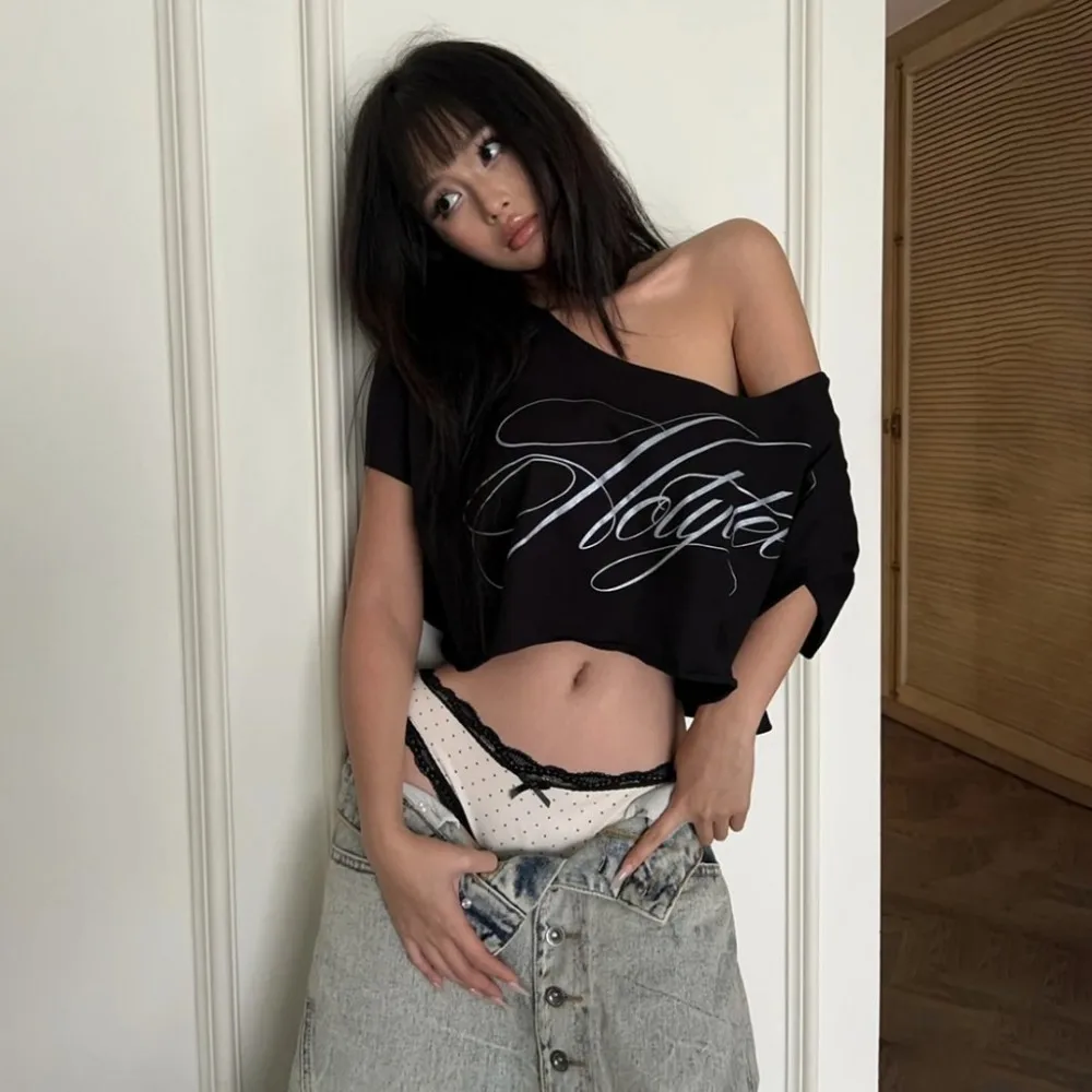 SylCue Letter Print T-Shirts Woman Summer Trend Skew Collar Off Shoulder Navel Exposed High Street Casual Fashion Style Tees